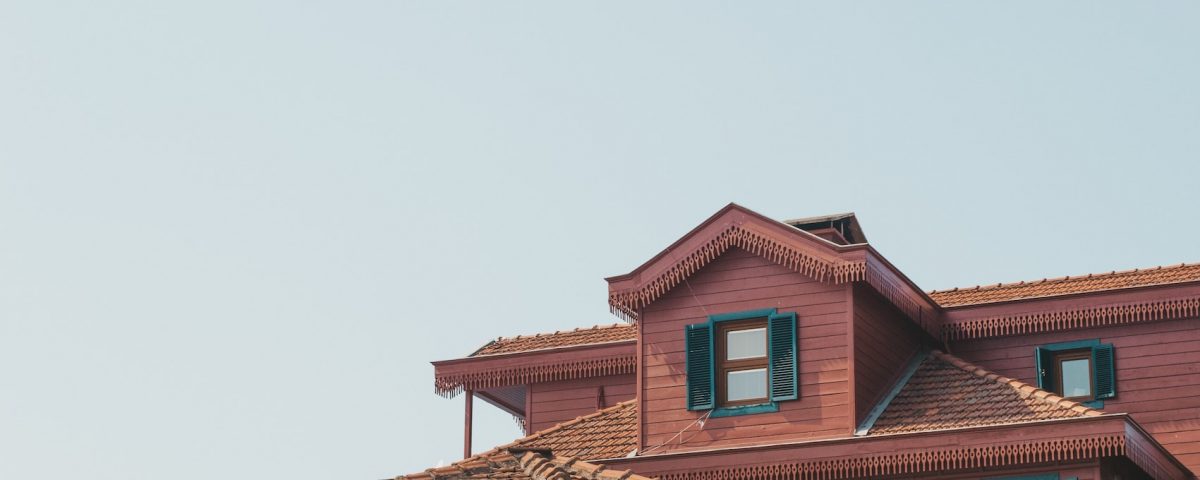 Moskitiery do okien dachowych – jak wybrać, na co zwrócić uwagę